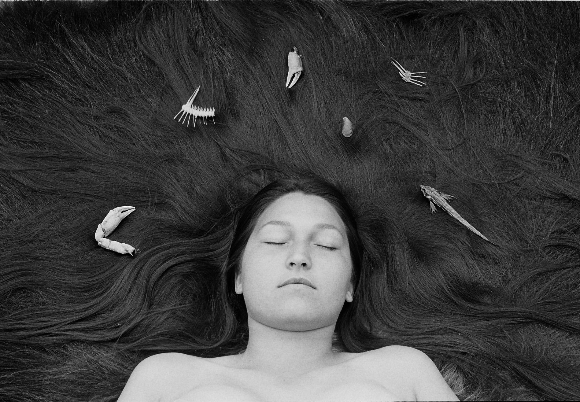 La légende de la déesse de la mer est l'une des plus importantes de la mythologie inuit. Vivant au fond de la mer, la déesse retient les animaux marins dans ses cheveux si elle est en colère. Il appartient à un shaman de l'apaiser pour qu'elles les relâchent.