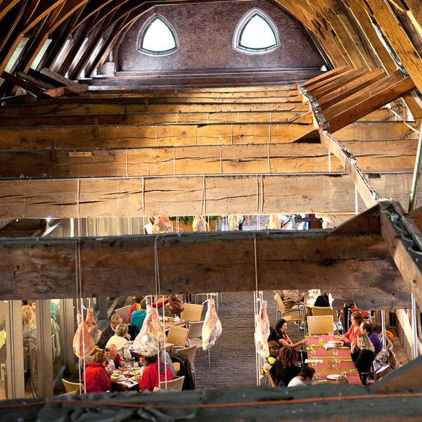 Le Grande Boucherie, lieu incontournable pour faire le plein de produits régionaux sous une impressionante charpente.  © Yonder.fr