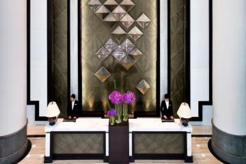 Le lobby du Fullerton Bay est particulièrement spectaculaire avec sa hauteur sous plafond démesurée | © The Fullerton Bay Hotel Le lobby du Fullerton Bay est particulièrement spectaculaire avec sa hauteur sous plafond démesurée | © The Fullerton Bay Hotel