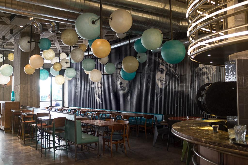 Le style minimaliste du restaurant Melilotos, non loin d’Agias Irinis qui concentre les cafés branchés.