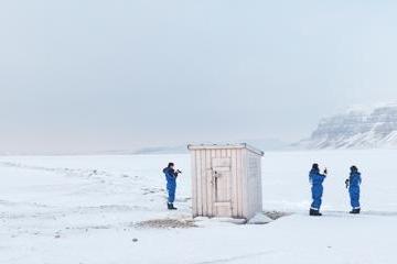Vue en direction de Sassenfjord lors de la pause-déjeuner à Fredheim. Vue en direction de Sassenfjord lors de la pause-déjeuner à Fredheim.