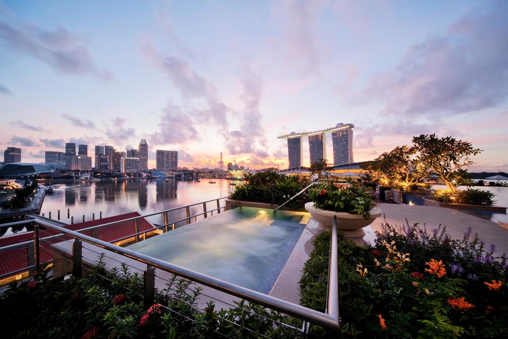 Deux jacuzzis sont à disposition des hôtes sur le toit-terrasse du Fullerton Bay| © The Fullerton Bay Hotel Deux jacuzzis sont à disposition des hôtes sur le toit-terrasse du Fullerton Bay| © The Fullerton Bay Hotel