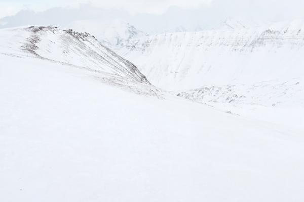 Randonnée en raquettes vers Sarkofagen. Malgré la proximité de la ville, on est très vite plongé dans la nature blache immaculée ! Randonnée en raquettes vers Sarkofagen. Malgré la proximité de la ville, on est très vite plongé dans la nature blache immaculée !