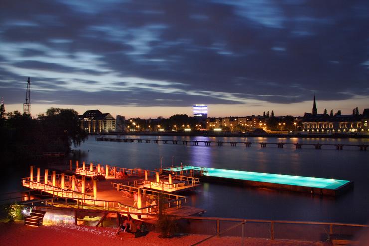 Vue de la piscine Badeschiff sur la Spree à la tombée de la nuit