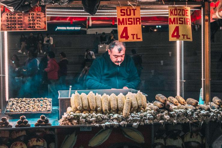 Vendeur de rue à Eminönü © Enes Kup