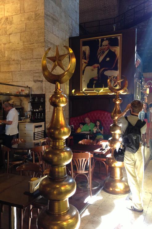 Le Divan Café, illuminé par les rayons du soleil