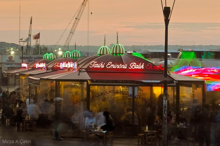 Vue d'Eminönü à la tombée de la nuit