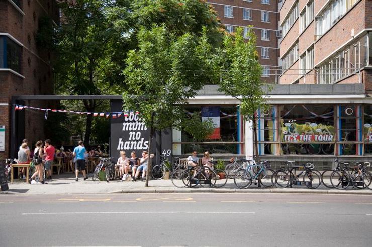 Look mum no hands! - Extérieur du café sur Old St