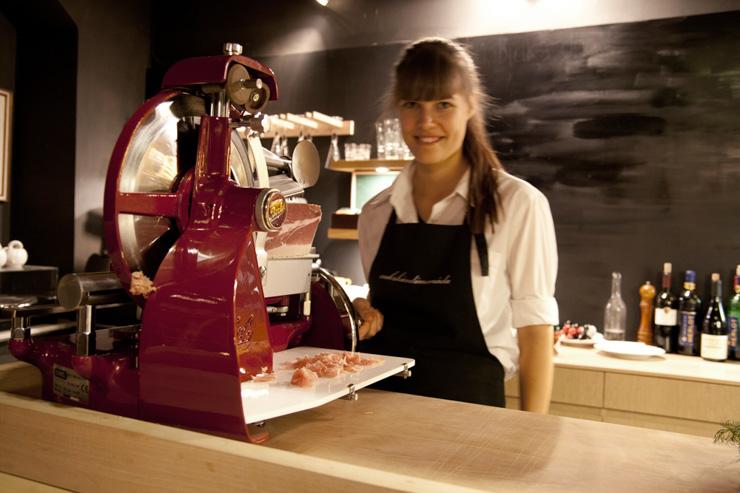 Cukr Kava Limonada - Une serveuse charmante tranche du jambon