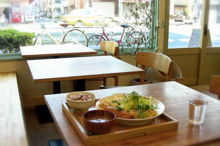 Intérieur du Sacra Café