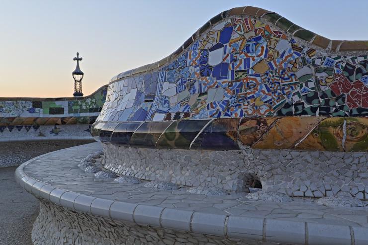 Parc Güell - Le plus long banc du monde, une oevre tout en mosaïques signée Gaudi