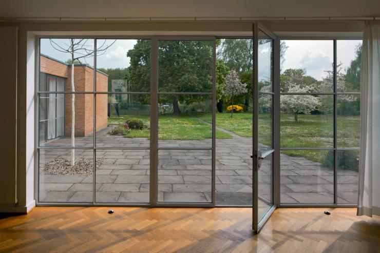 Mies-van-der-Rohe Haus - Le jardin vu de l'intérieur de la maison