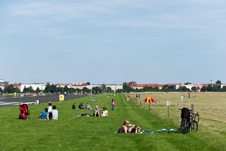 Tempelhofer Park - Les pelouses près des pistes sont désormais ouvertes à tous les promeneurs
