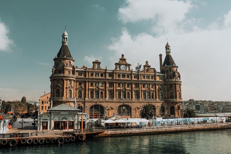 La gare d'Haydarpaşa vu depuis la bateau s'apprêtant à s'amarrer à l'embarcadère
