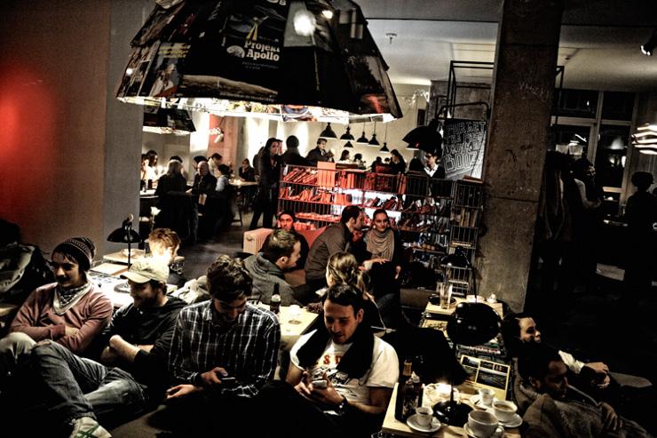 Michelberger Hotel - Le lobby, épicentre de la vie nocturne de l'hôtel