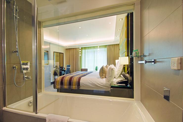 The Montcalm - Chambre vue depuis la salle de bain transparente