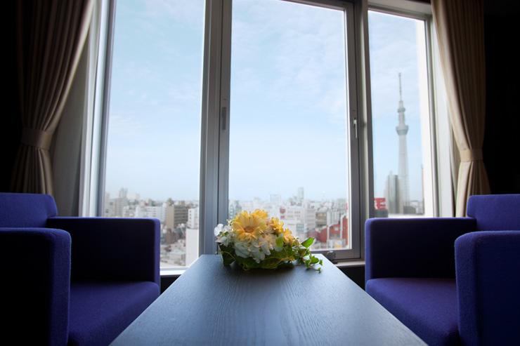The Gate Hotel Kaminarimon - Coin salon avec vue sur le Skytree