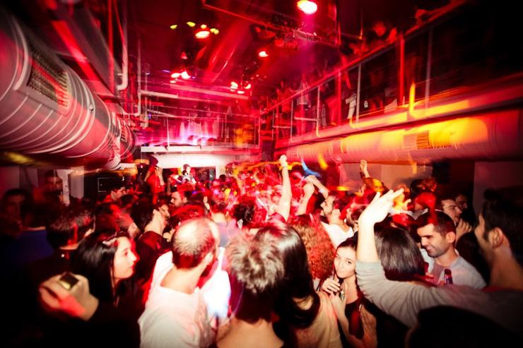 The Hall - Intérieur dun club durant une soirée