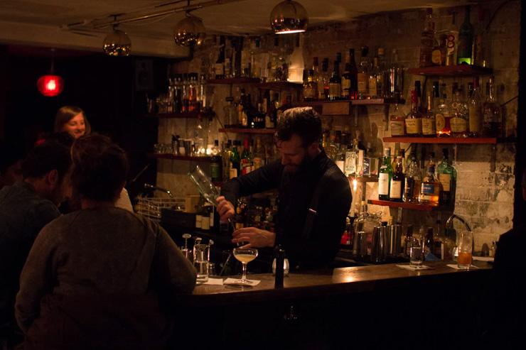 Happiness Forgets - Le bar