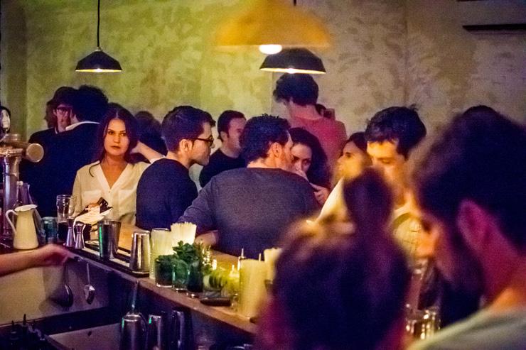 Le Glass - Foule derrière le bar