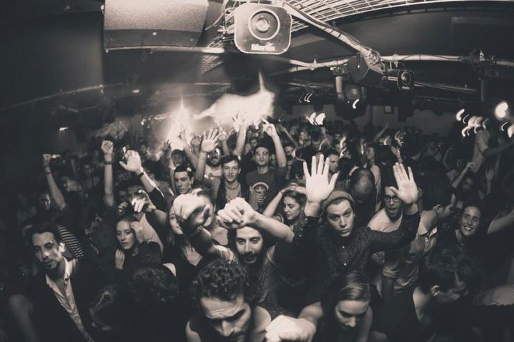 Foule compacte sur le dancefloor du Rex Club