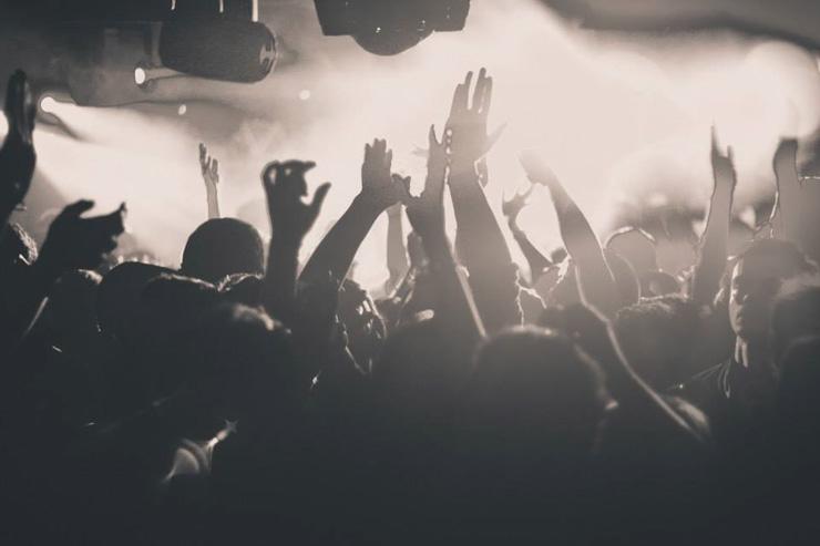 Clubbers enthousiastes au Rex Club