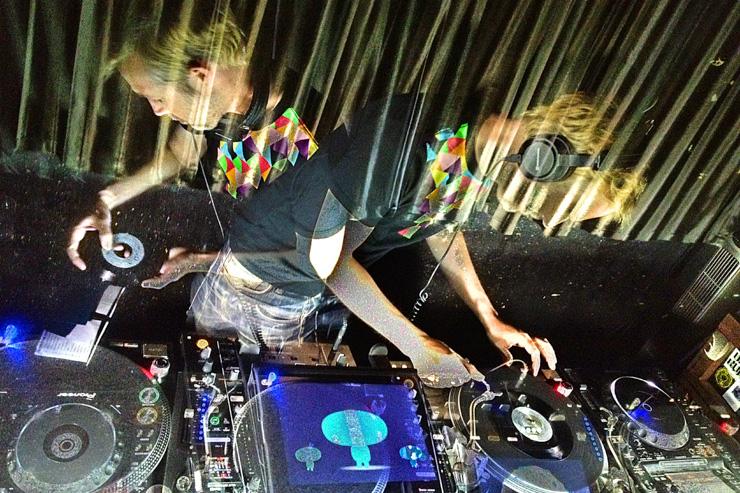 Le DJ Fred Deakin aux platines du Dommune