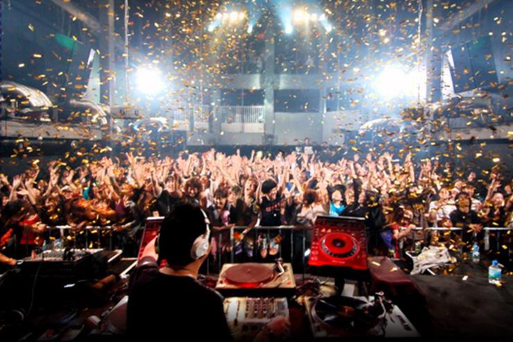 Womb - Foule de clubbers enthousiastes sous la fameuse boule à facettes