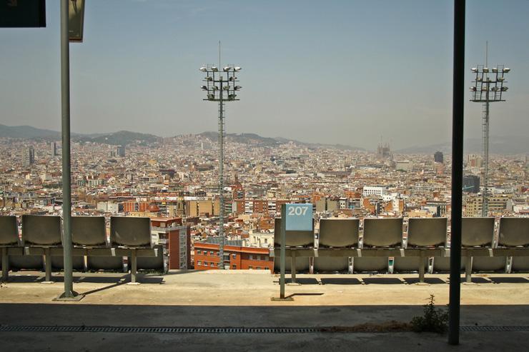 Piscina Municipal de MontjLes piscines rooftops des hôtels du centre-ville n’ont qu’à bien se tenir. La piscine municipale de Montjuïc avec ses deux bassins, l’un de 25 mètres pour nager, le second pour plonger, est l’une assurément la plus belle de tout Barcelone, si ce n’est de toute l’Espagne. La raison ? Des vues sur la ville et la Méditerranée en toile de fond, spectaculaires depuis les bassins et ses abords, magiques depuis le haut du plongeoir. Car la piscine de Montjuïc n’est pas n’importe quelle pi