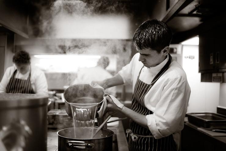 Le chef du restaurant Gauthier Soho, Alexis Gauthier, en action