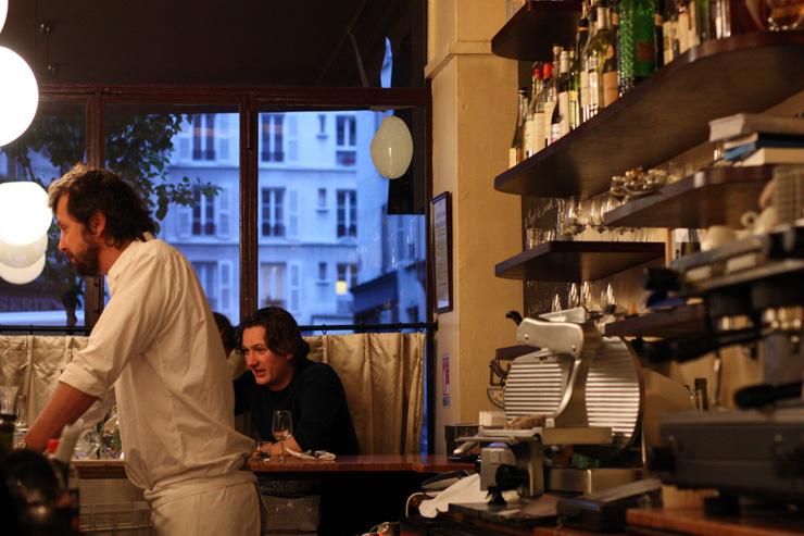 Inaki Aizpitarte derrière le comptoir du Chateaubriand