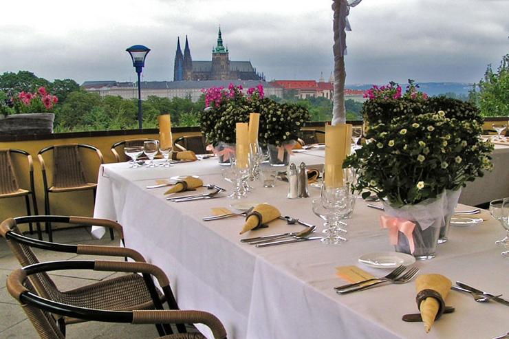 La terrasse du Petrinske Terasy domine la ville