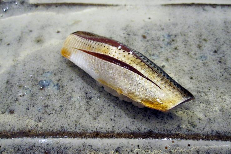 Sushi servi au comptoir de sushis Saito