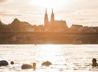 Été : quand les Bâlois se jettent à l'eau... dans le Rhin !