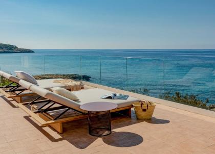 Villa Le Blanc : un hôtel les pieds dans l’eau à Minorque signé Meliá