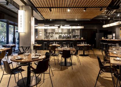 On a testé l’Izakaya Dassai par Yannick Alléno, un restaurant qui revisite la gastronomie japonaise à la française.