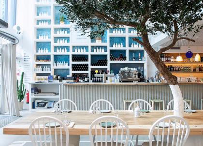 Paris : on a testé Yaya Secrétan, la table grecque et ensoleillée de Juan Arbelaez