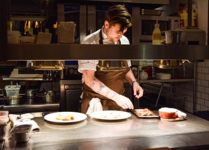 Le talentueux et sympathique Yves Le Lay, chef du Neh, l’une des tables incontournables de la ville | © Yonder.fr