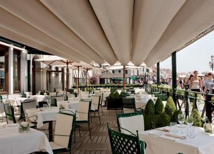 La terrasse du Do Leoni sur la Riva Degli Schiavoni, pendant la journée | © Londra Palace