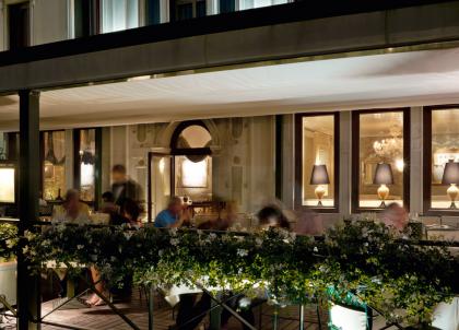 La terrasse du Do Leoni pendant le dîner | © Londra Palace