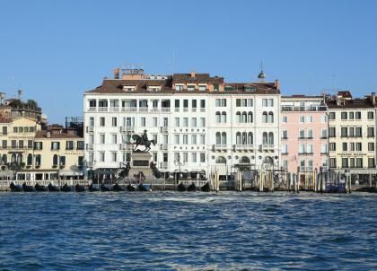 Extérieur de l'hôtel sur la Riva Degli Schiavoni depuis le Bassin Saint-Marc | © Londra Palace