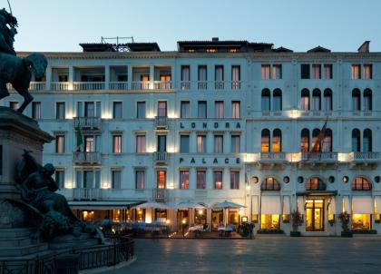 Façade de l'hôtel à la tombée de la nuit | © Londra Palace