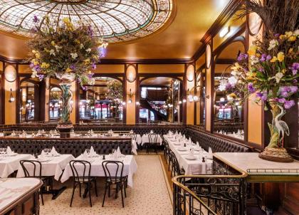 Olivier Nasti pose ses couteaux à la Brasserie Bofinger
