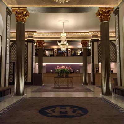 Le fastueux lobby du Grand Hôtel, parfaitement éclairé une fois la nuit tombée. | © Yonder.fr