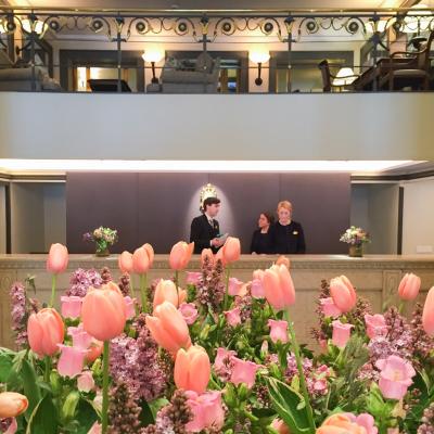 La réception, aperçue derrière les fleurs trônant au centre du lobby. | © Yonder.fr