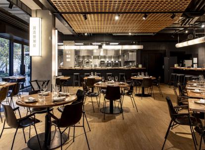 On a testé l’Izakaya Dassai par Yannick Alléno, un restaurant qui revisite la gastronomie japonaise à la française.