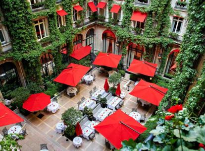 La Cour Jardin de l’hôtel Plaza Athénée La Cour Jardin de l’hôtel Plaza Athénée