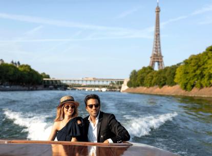 La Réserve Paris propose une promenade en bateau le long de la Seine 