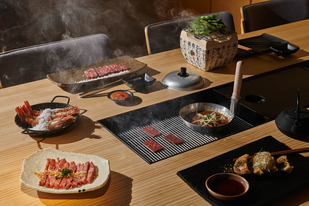 À Paris, rares sont les lieux où l’on peut prétendre goûter au vénéré bœuf de Kobe. Trois seulement, pour être exact. Dans cette micro-élite, Marie Akaneya, situé dans le quartier de la Madeleine, se détache avec aisance. Une exception qui confirme la règle. 