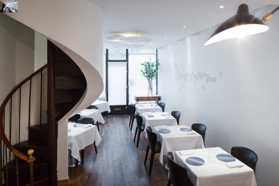 La salle à manger intimiste du Passage 53, habilement dissimulée derrière un rideau blanc © Passage 53